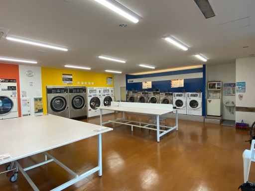 広い作業台がある明るい店内
